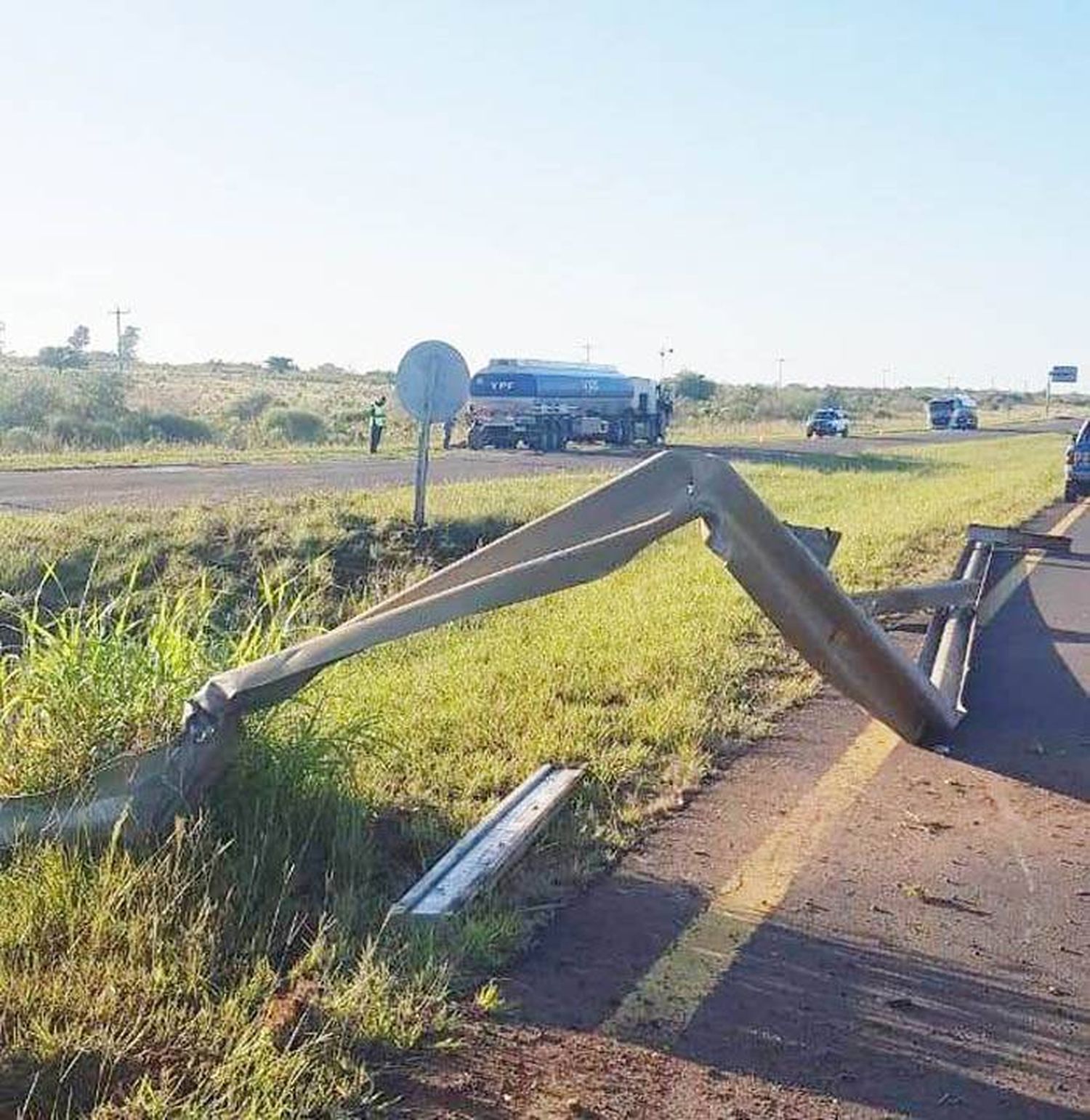 Autovía Artigas: un camión cisterna perdió el control y se cruzó de carril