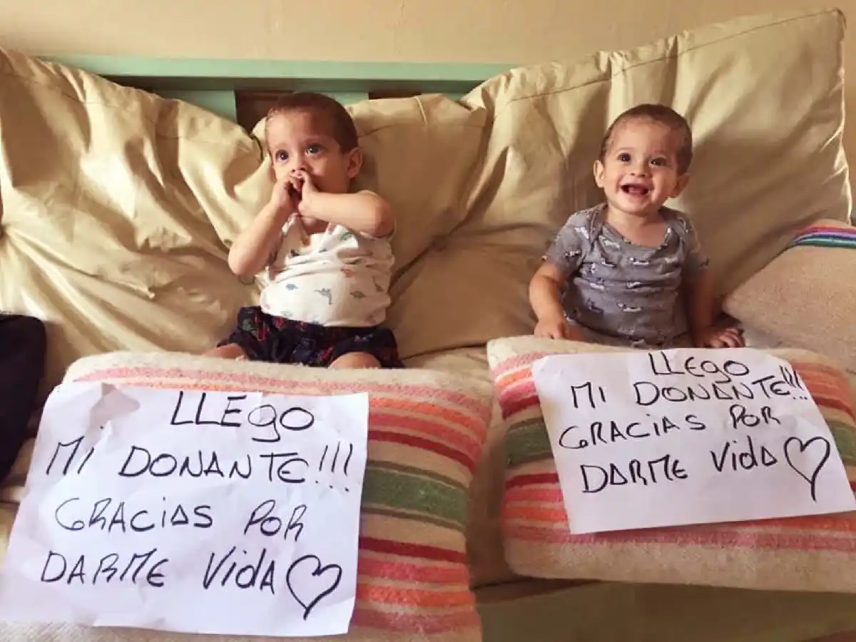 La historia de Milo y Jano, primeros gemelos en recibir trasplante de médula ósea de igual donante