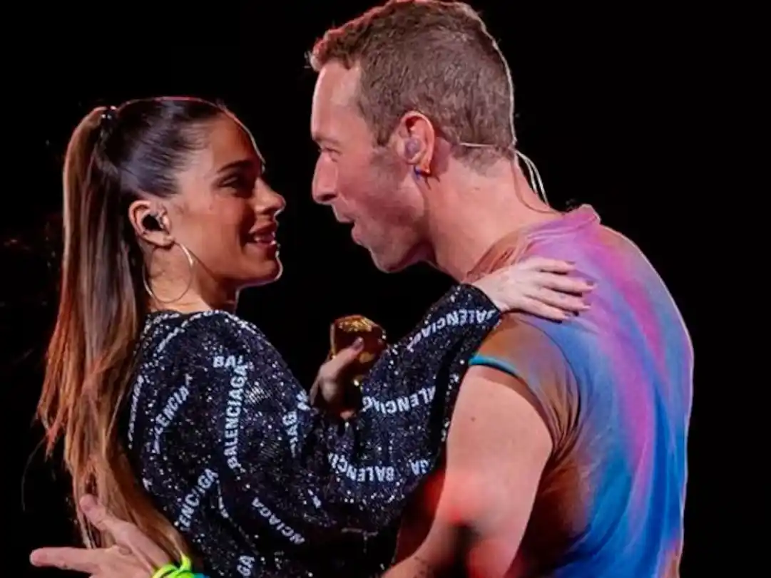 Tini y Chris Martin juntos en un show de Coldplay en River.