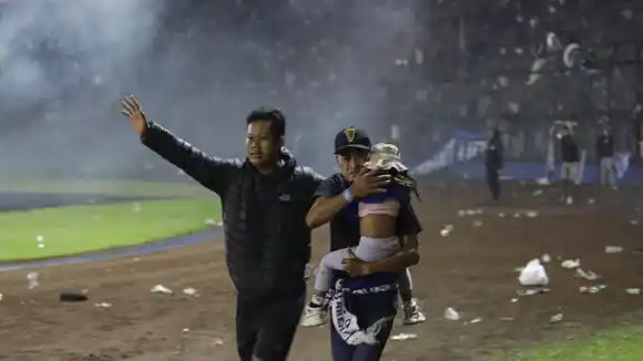 ¡TRÁGICO! Al menos 32 niños entre las víctimas de la estampida en estadio de Indonesia