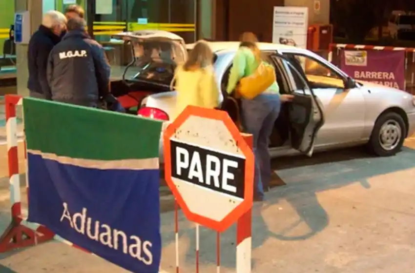 Los uruguayos no podrán cruzar por la frontera con más de 5 kilos de alimentos comprados en la Argentina