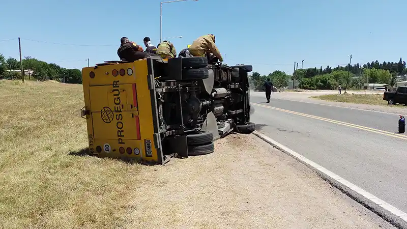 Volcó un camión de caudales: tres personas resultaron heridas