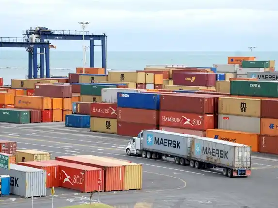 El Gobierno impulsa cambios en el Código Aduanero y genera alerta en los gremios