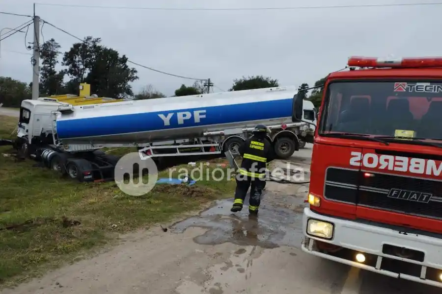 Colisión entre camiones en la Ruta 5: conductor rescatado y trasladado al hospital