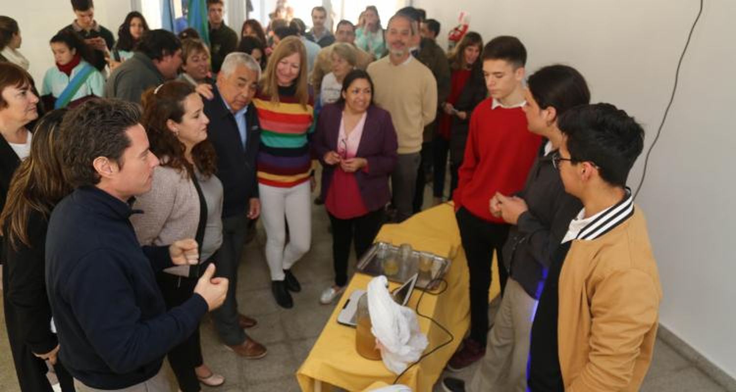 Inauguran oficialmente la escuela de Banfield, con la presencia del ministro Sánchez Zinny