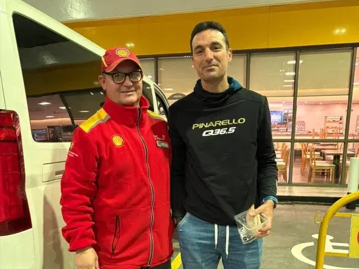 Alberto Pantanetti se fotografió con Lionel Scaloni en la estación de servicio de ruta 9.