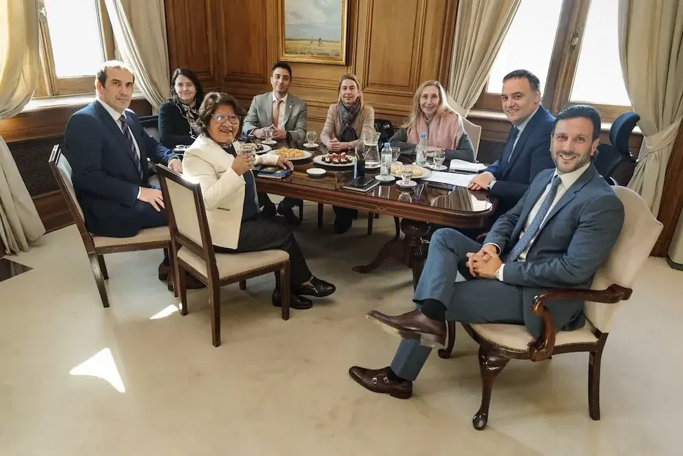 Adorni buscó apoyo de senadores libertarios junto a Karina Milei, pero Bullrich pegó el faltazo