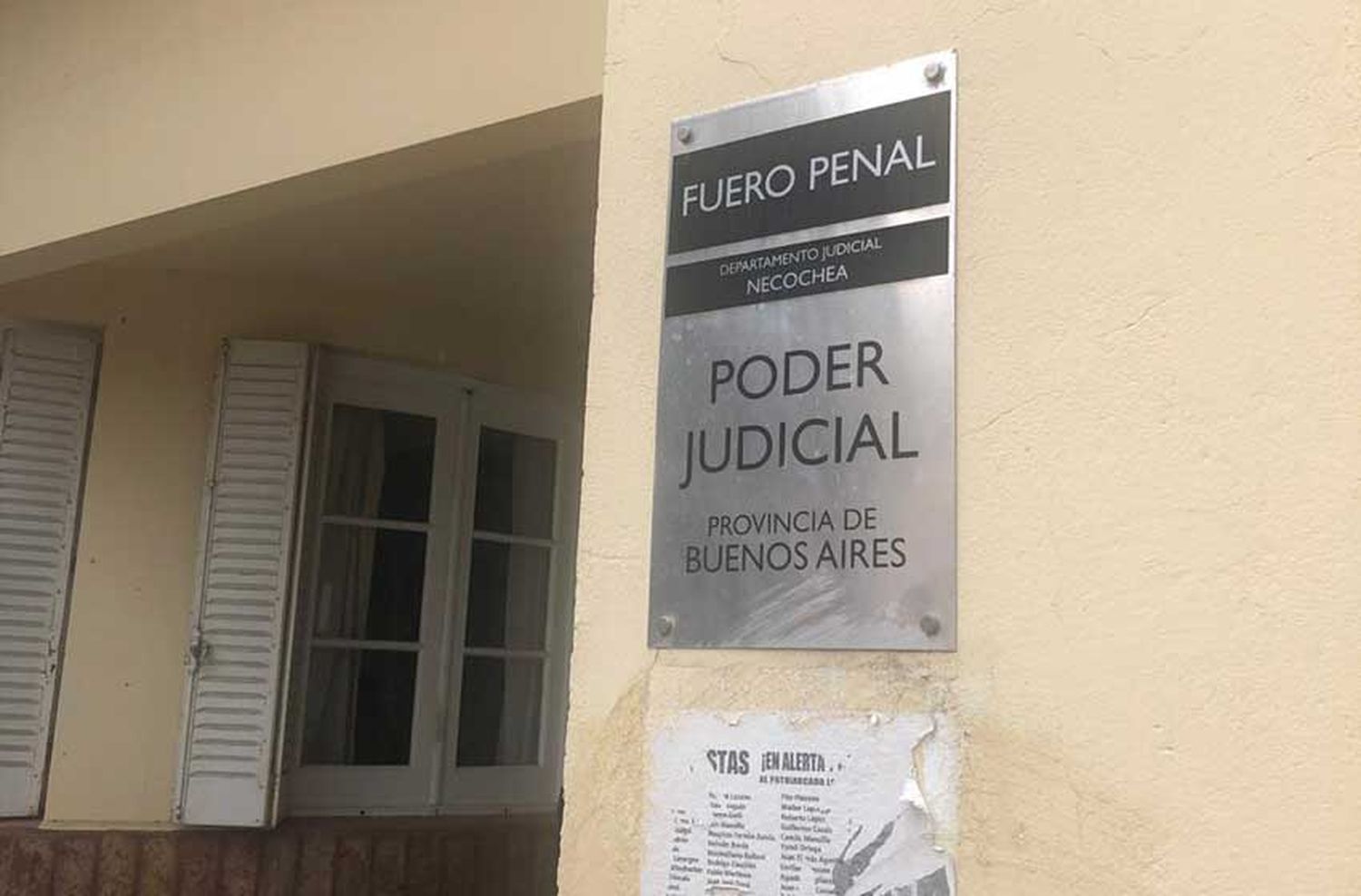 Piden 25 años de prisión para policía que le pegó dos tiros a su ex