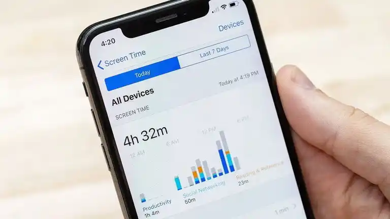 A 22 años del nacimiento de Facebook, el uso del celular domina la vida diaria