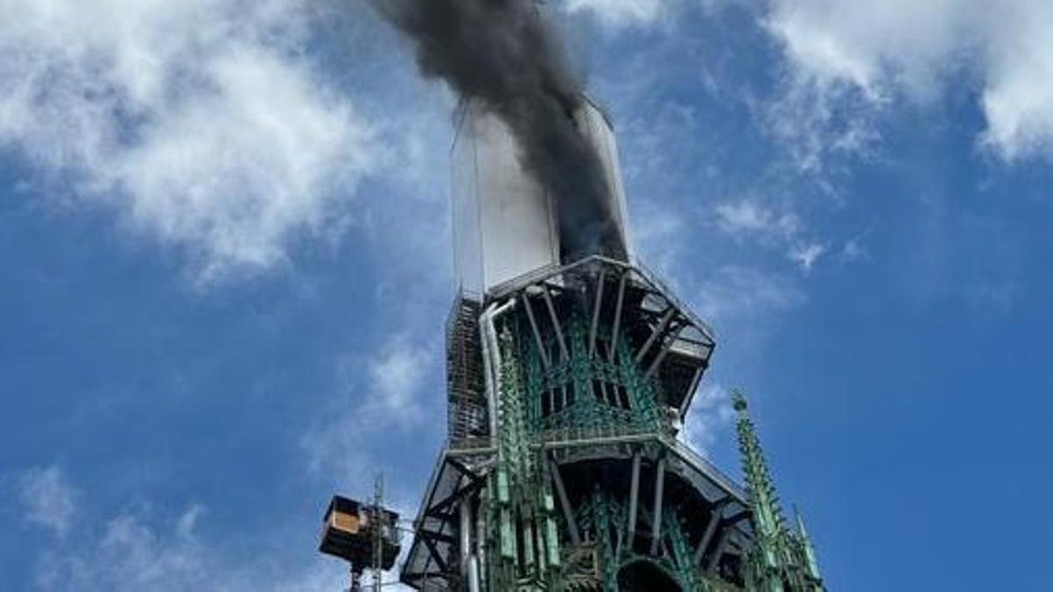 Se incendia la torre de la catedral de Notre Dame en Rouen