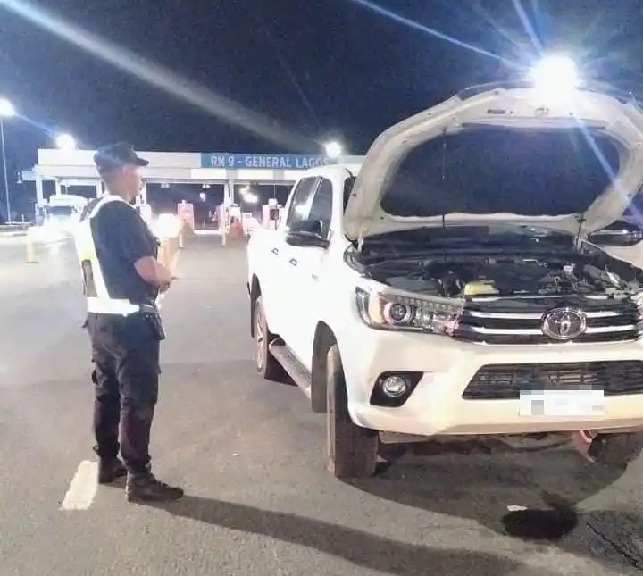 Capturaron pasando por Santa Fe a una camioneta Toyota Hilux con todos los "números limados": detenidos