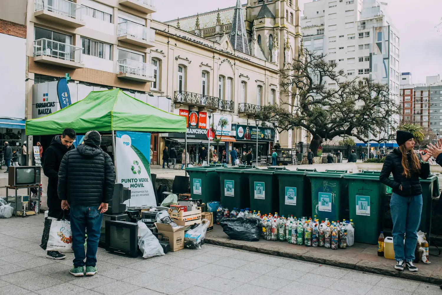 En dos meses se recibieron 799 litros de aceite vegetal usado, 8320 kilos de desechos tecnológicos y 2220 ecobotellas.