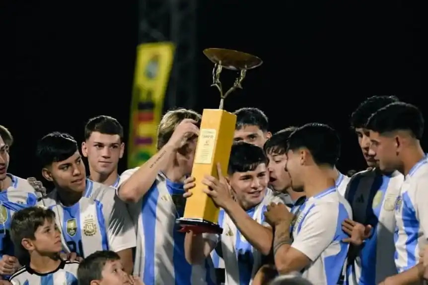 La Selección celebró con el trofeo tras gritar campeón en L'Alcudia. Foto: X Argentina