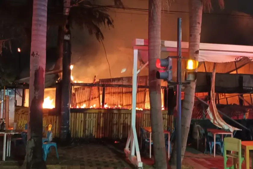 Incendio de gran magnitud generó pérdidas totales en un local gastronómico de La Florida