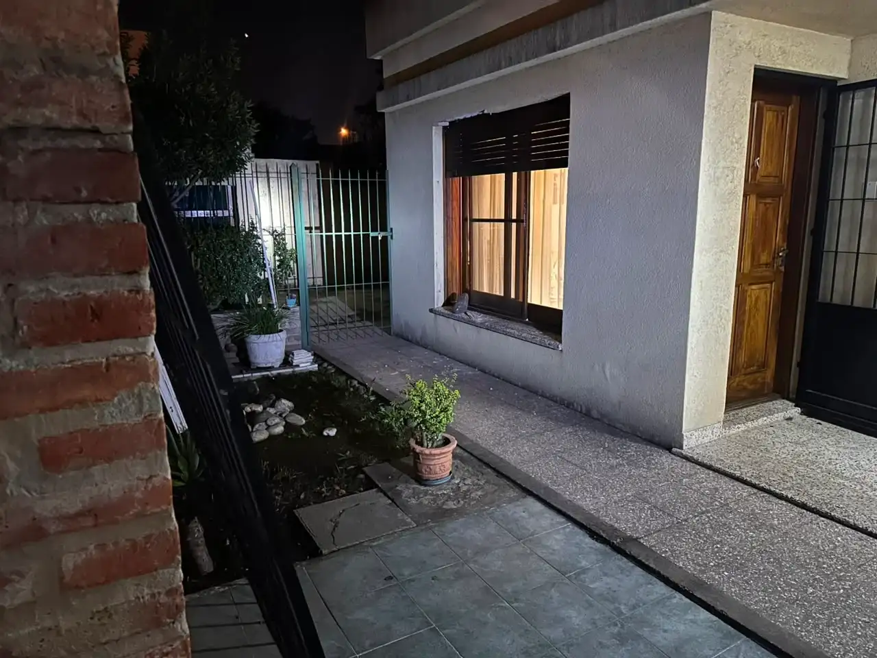 Los bomberos retiraron la reja e ingresaron por la ventana.