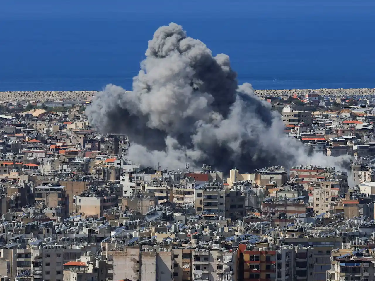 EE.UU. asegura que destruyó un portaaviones iraní e Israel bombardeó la sede central de Hezbollah en el Líbano