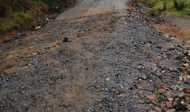 Quedó encajada en una calle de tierra, dejó el auto, se lo desguazaron y denunció al Municipio de Tandil