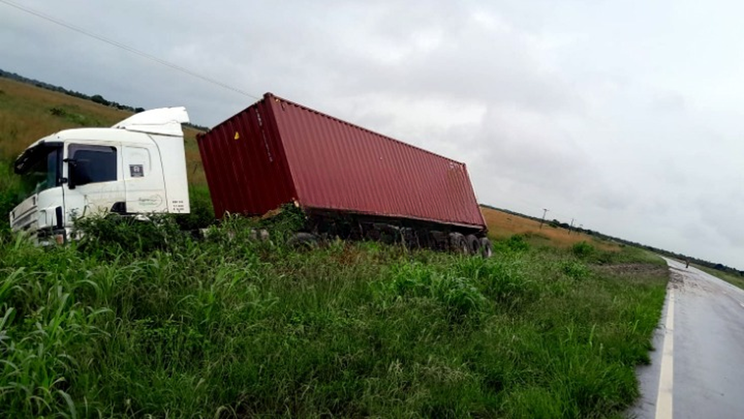 Riacho Negro: un camión despistó en la Ruta 11