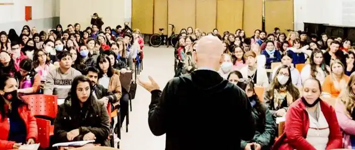 Más de 200 personas asistieron a la charla sobre prevención de  adicciones ofrecida por CAFESG