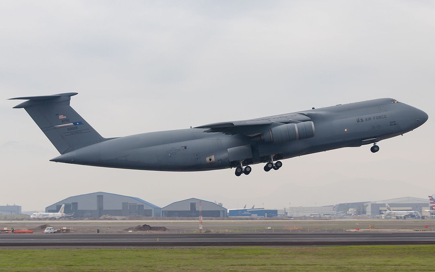A USAF C-5 Super Galaxy takes off from Chile during “Southern Star 2025,” supporting special operations missions.