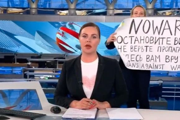 La periodista rusa que protestó contra Putin escapó de la prisión domiciliaria y huyó del país