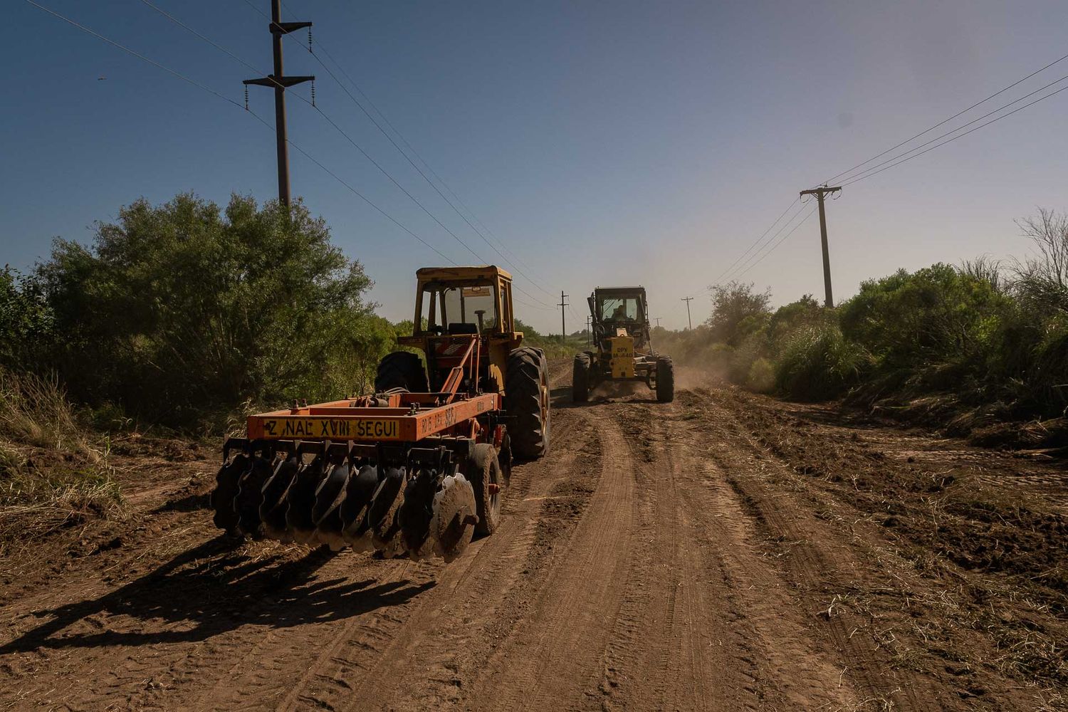 Mejoran un camino productivo entre los departamentos Paraná y Diamante
