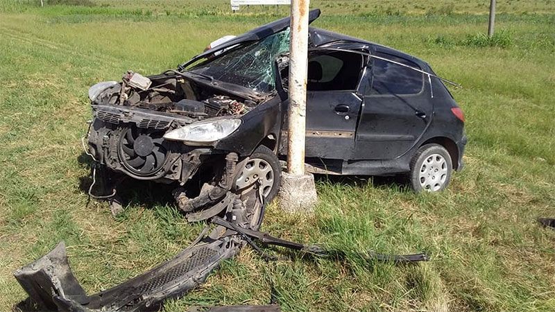 Una docente despistó y su auto terminó incrustado en una columna de alumbrado