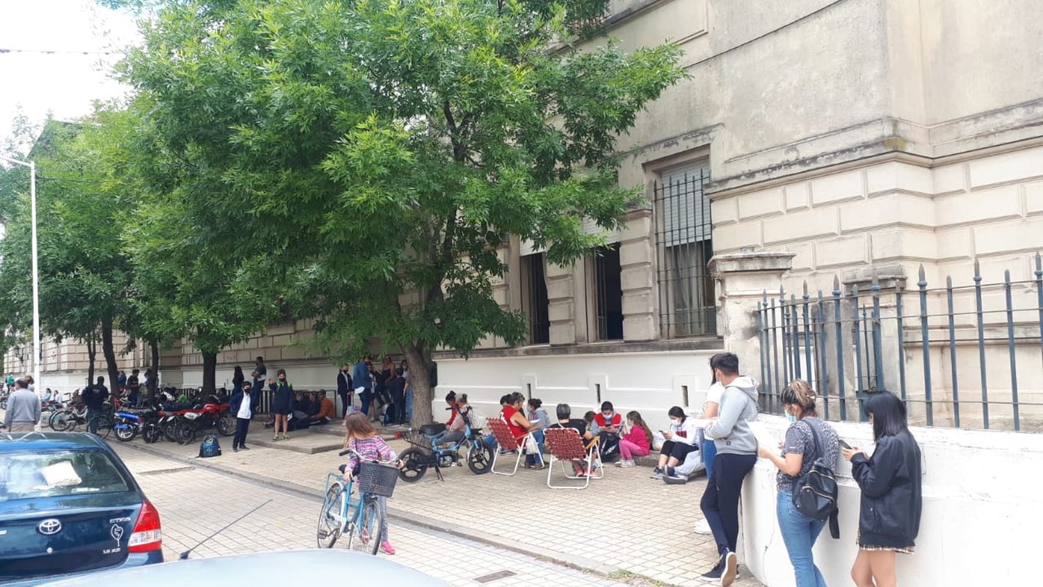 Larga cola de aspirantes “a la carrera de enfermería” en la Escuela Normal