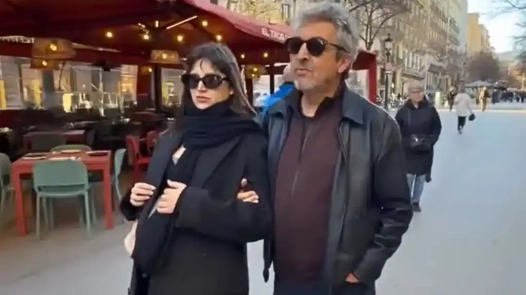 Úrsula Corberó y Ricardo Darín caminando las calles de Barcelona antes del nacimiento del bebé