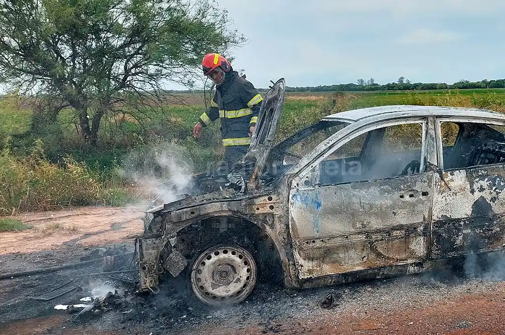 Importante susto cerca del “puente chico” por un auto que estaba envuelto en llamas