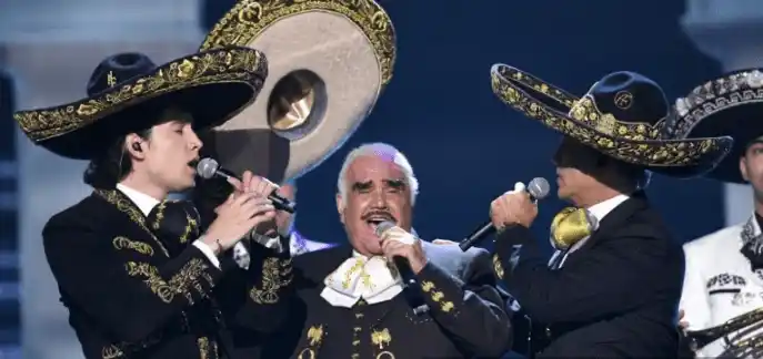 Vicente Fernández junto a su hijo Alejandro y su nieto, Álex. Foto AFP