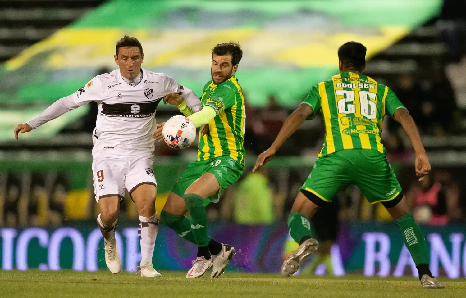 Forcejeo entre Bergessio y Cerro. De espaldas, el exSantamarina Boolsen, expulsado en el final.