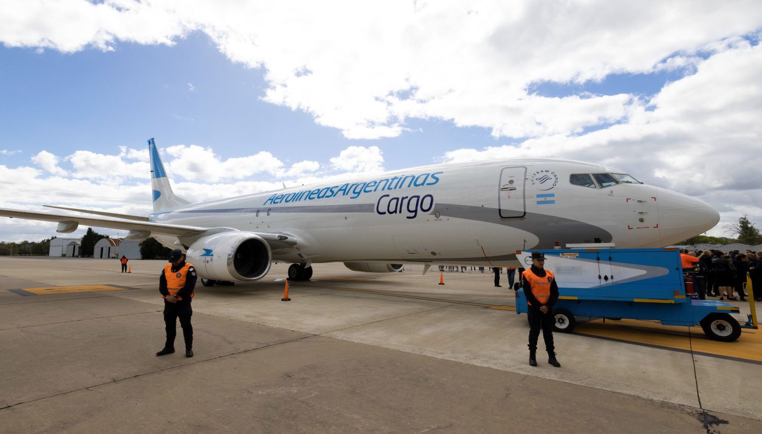 Aerolíneas Argentinas presentó su primer Boeing 737 carguero en el aeropuerto de Ezeiza