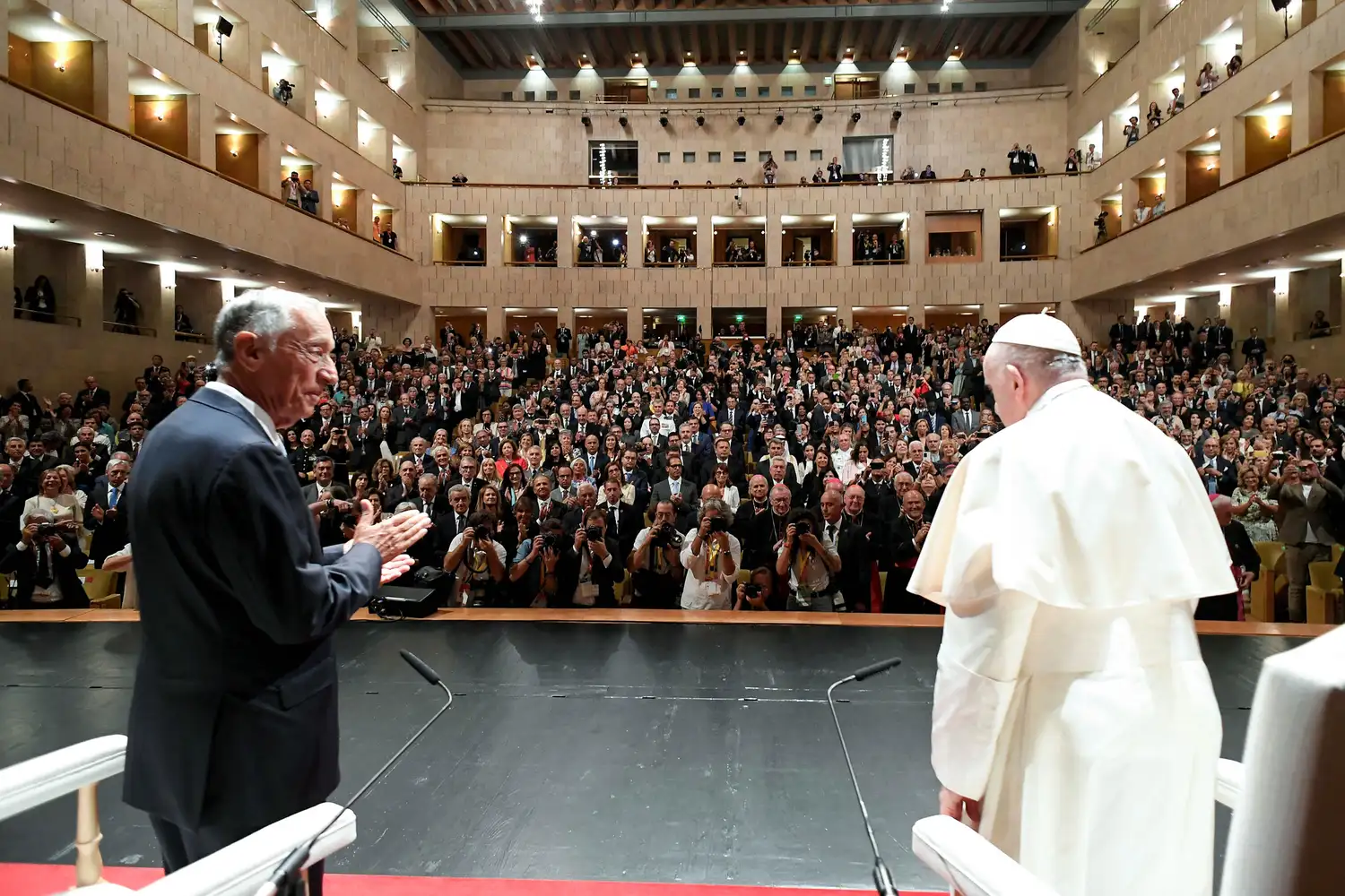 Francisco y el presidente de Portugal, Marcelo Rebelo de Sousa, durante un acto en el Centro Cultural de Belem.