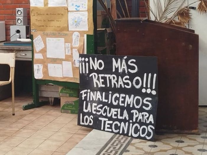 Alumnos de la Técnica 3 reavivan el reclamo por la conclusión del nuevo edificio con un abrazo simbólico