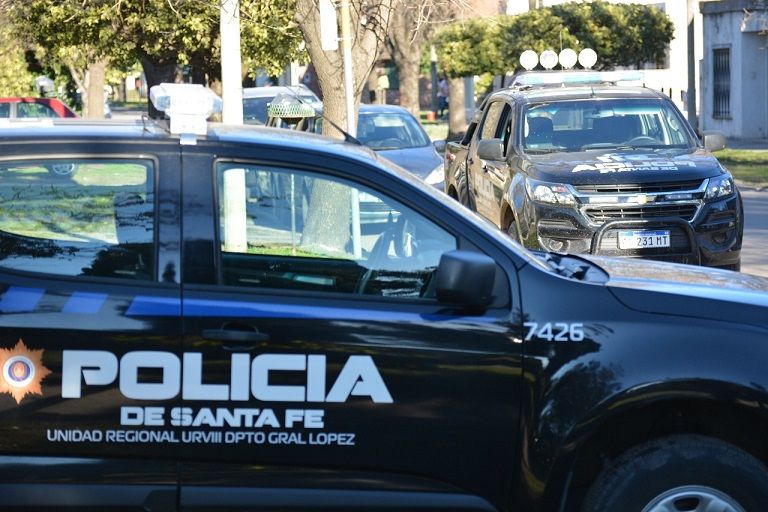 Firmat: un joven quemó a una mujer policía y golpeó a otro agente
