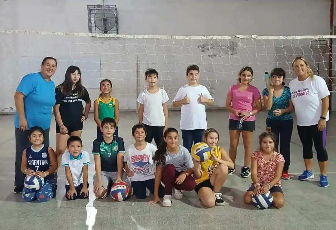 Voley para niños y niñas, una de las propuestas.