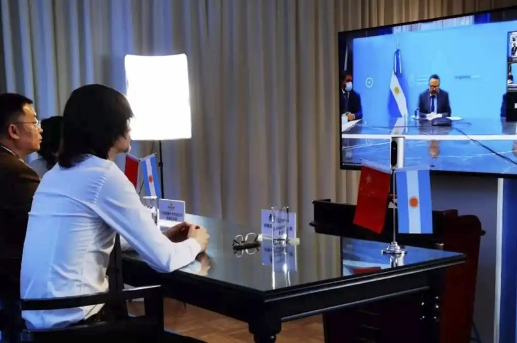 Firman acuerdo con empresa china producir vehículos eléctricos en Argentina