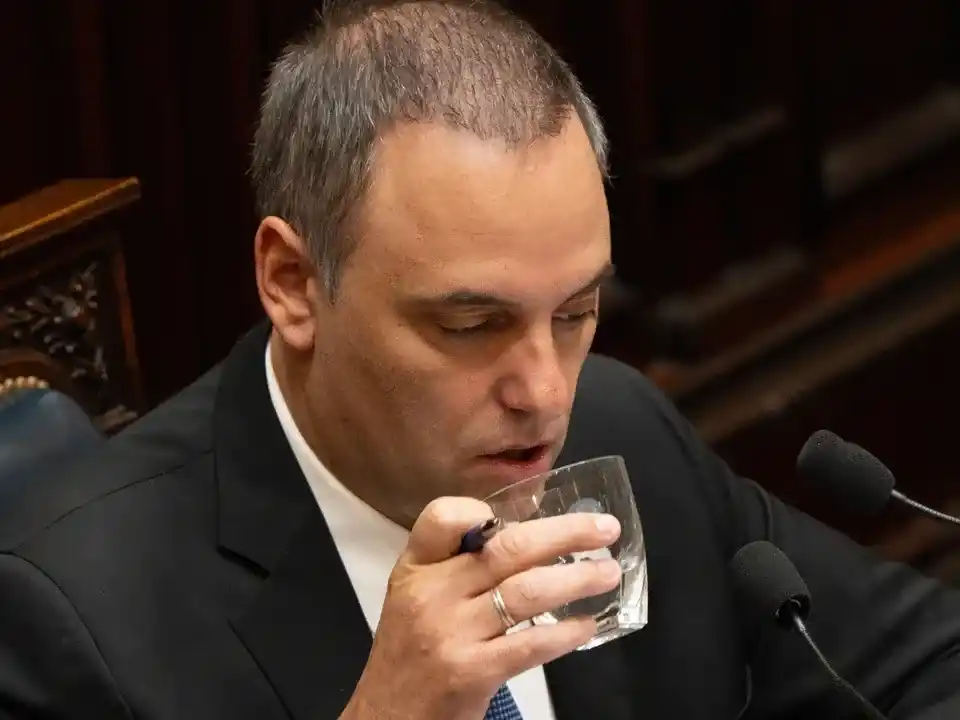 Adorni descarta renunciar y responde a la oposición: “Estoy dando la cara”