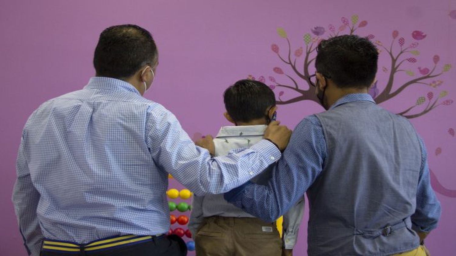 LOS NIÑOS NO SE QUERÍAN SEPARAR: una pareja homoparental logró adoptar a seis hermanos en Argentina