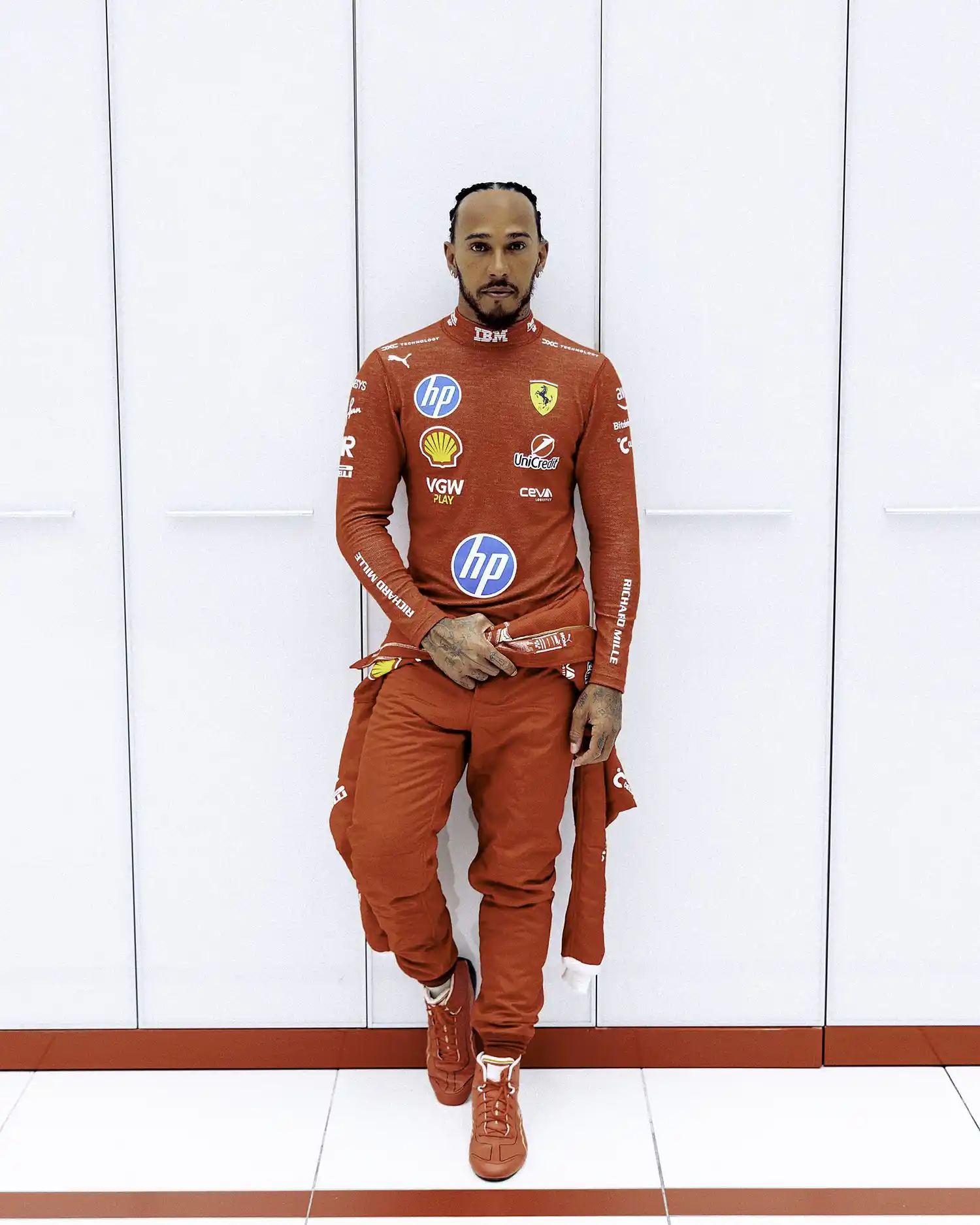 Hamilton se mostró con indumentaria de Ferrari