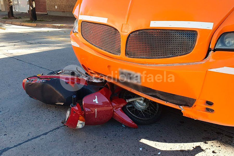 Fuerte accidente: un minibús se llevó puesto a una motociclista