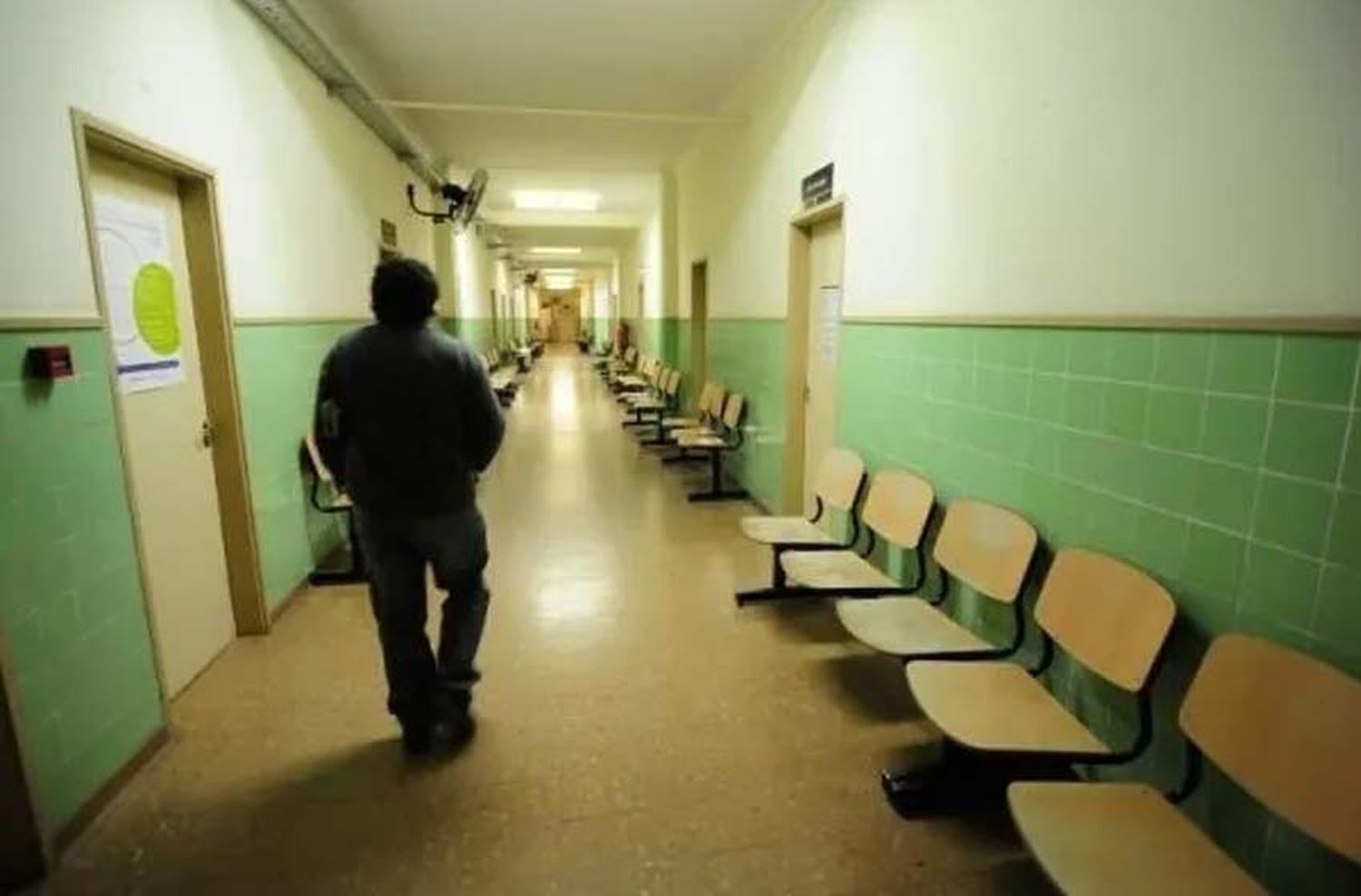 Internado con coronavirus se fugó de un hospital, agredió a su esposa e hijos y terminó detenido