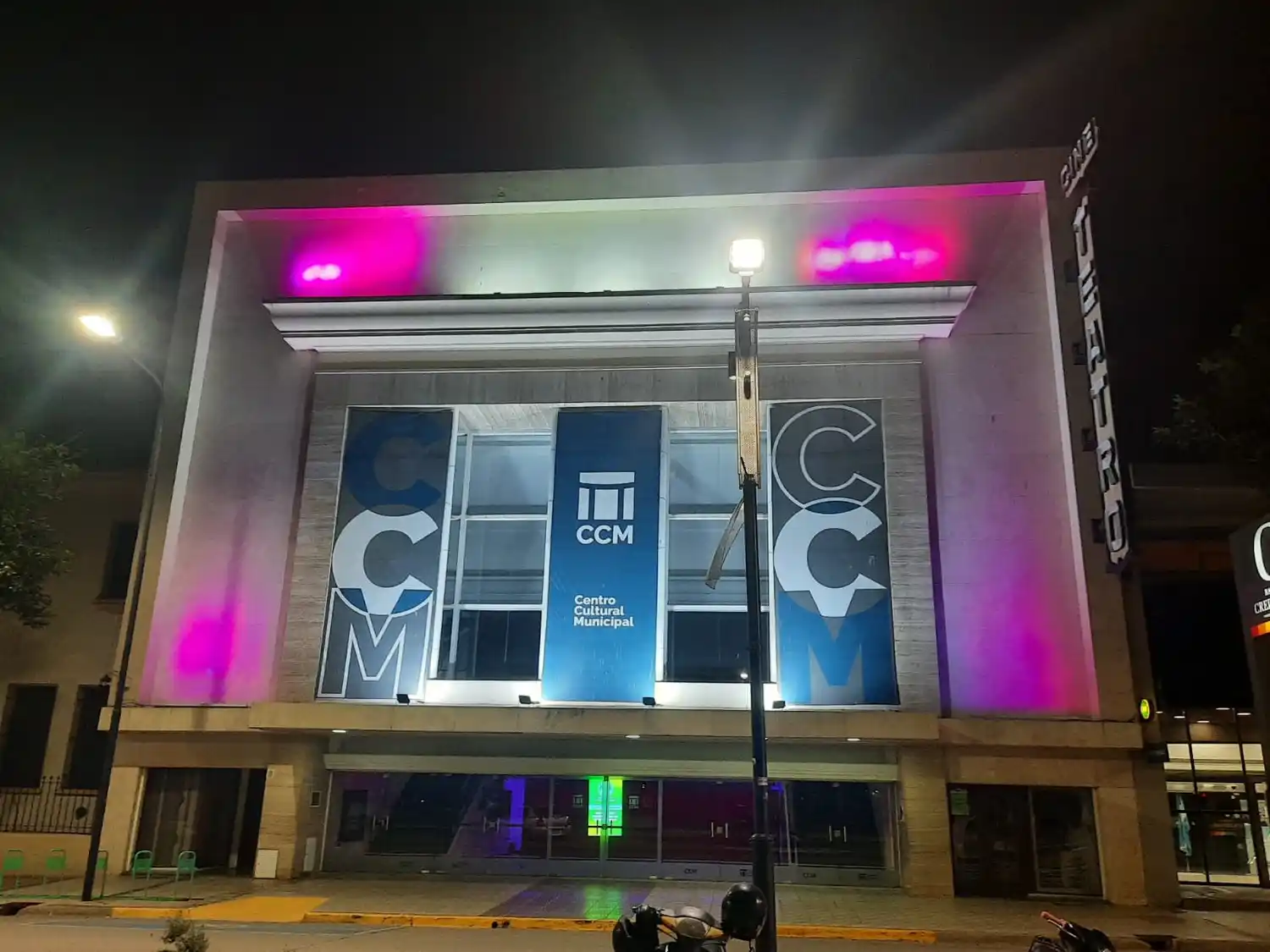 El Centro Cultural se iluminó de violeta.