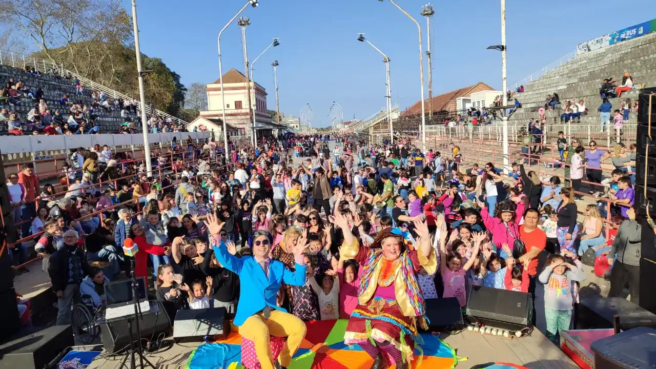 Cientos de familias de la ciudad disfrutaron de una tarde soleada en el Gurisódromo del Parque de la Estación
