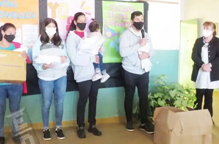 CHARRUARTE donó guardapolvos  a escuelas de la zona