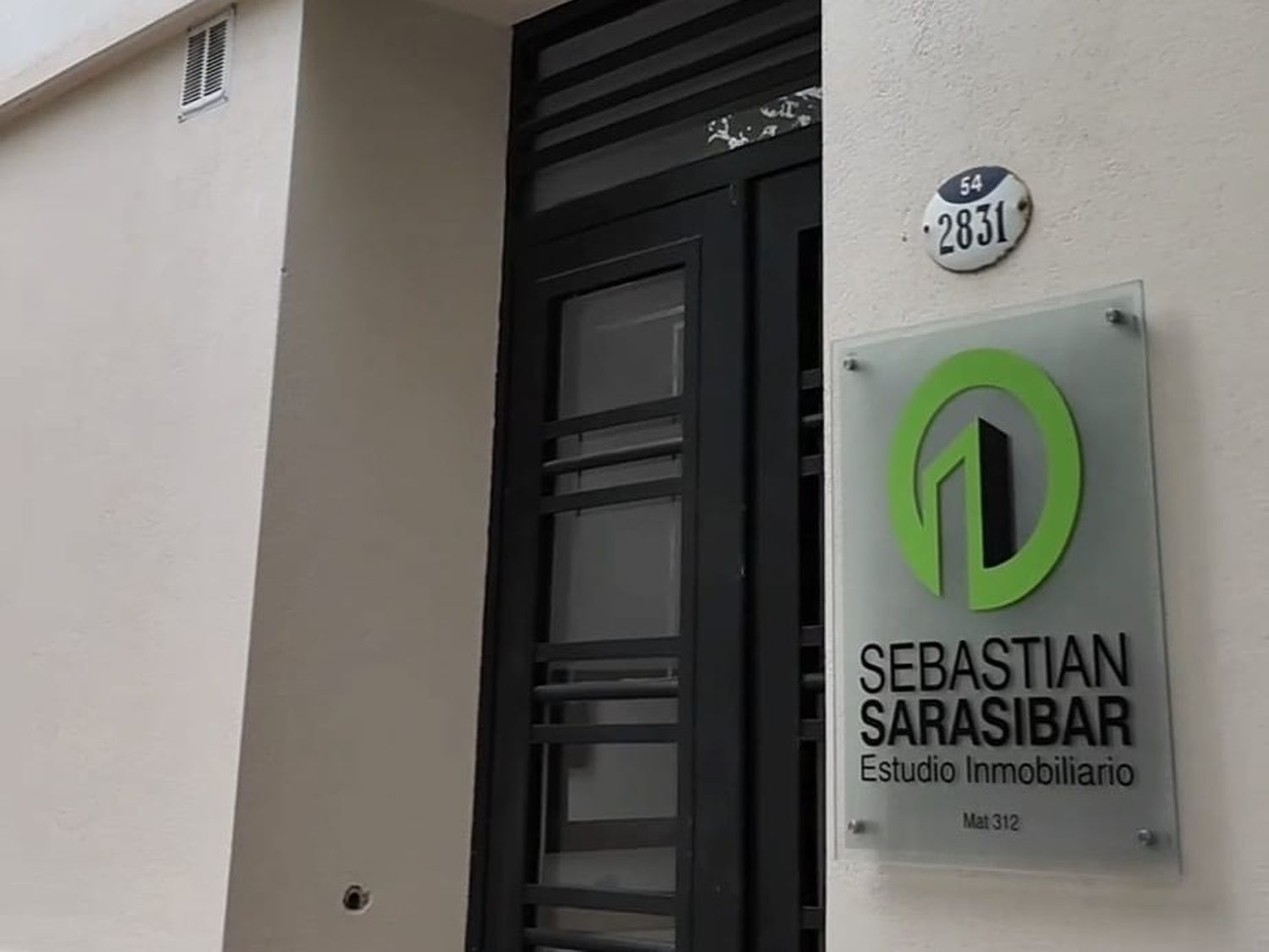 Visitamos la inmobiliaria de Sebastián Sarasibar