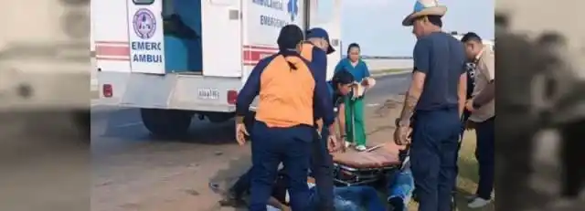 MUERE UN POLICÍA y su hijo resulta herido: la moto en que iban la chocó un autobús con militantes del PSUV