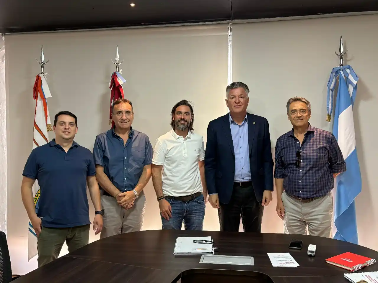 Autoridades municipales junto a ejecutivos de la firma.
