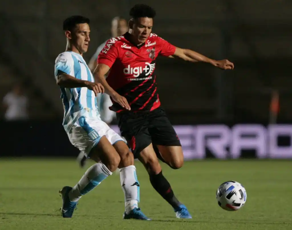 Racing venció a Paranaense en el debut de Beccacece 